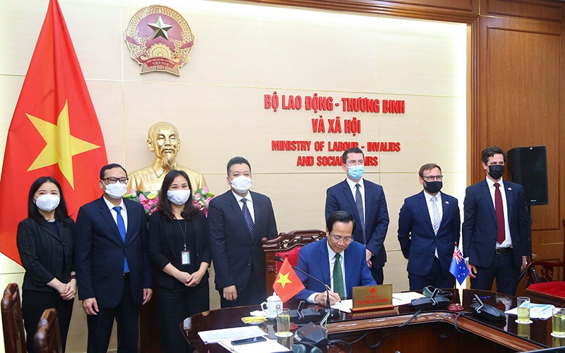 Đi làm việc ở nước ngoài là cơ hội thay đổi mà lao động nghèo ít quan tâm